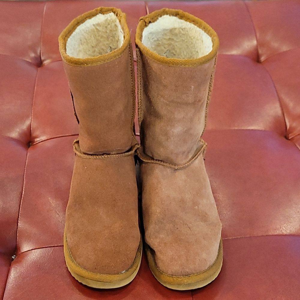 Arizona leather upper faux fur fleese.  Sz 8